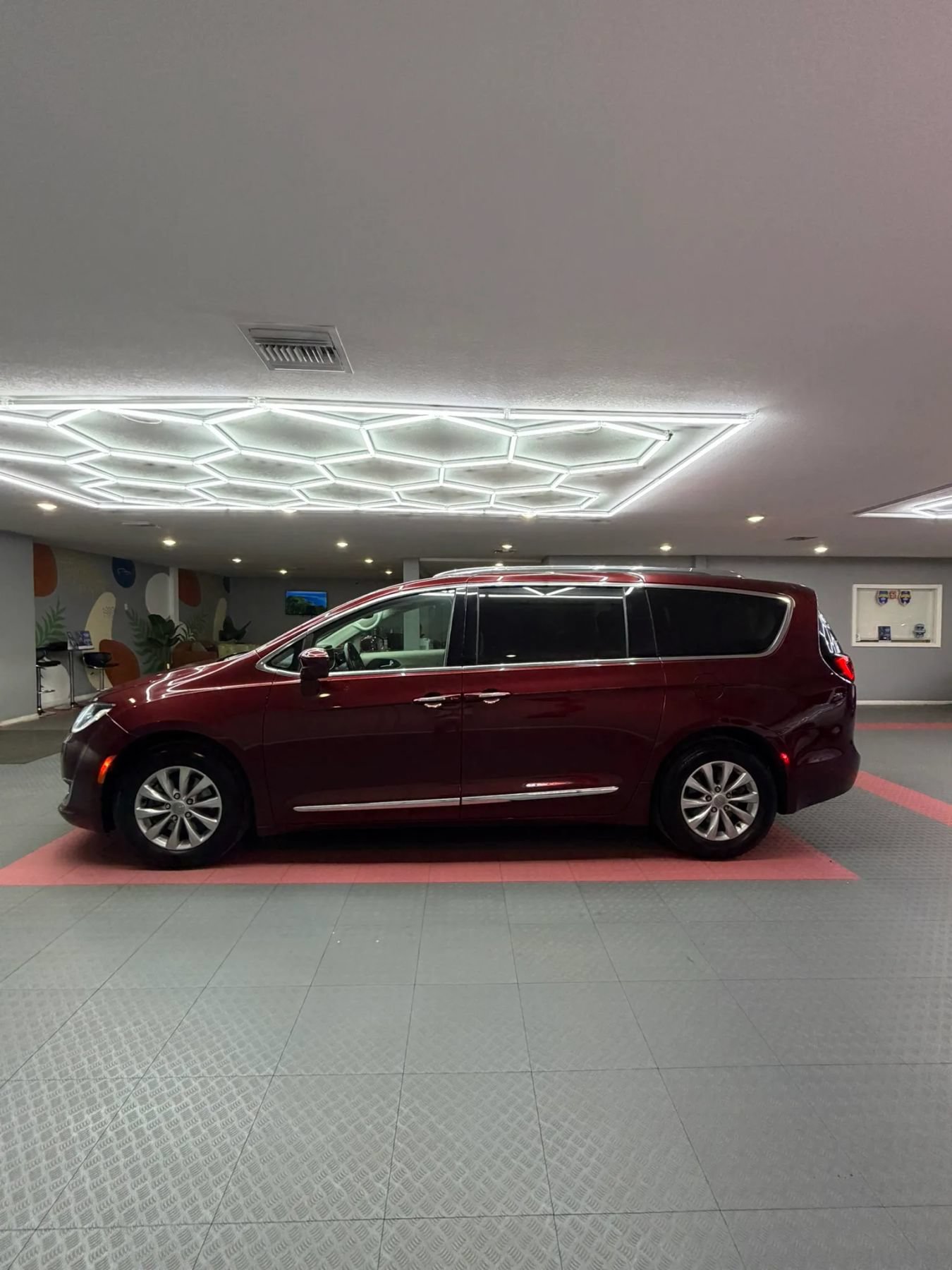 Used 2018 Chrysler Pacifica Touring-L Plus w/ Advanced Safetytec Group FWD image 3