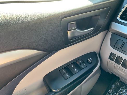 Used 2016 Toyota Highlander XLE AWD/4WD image 14