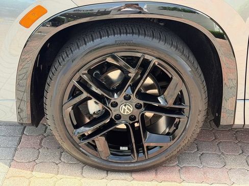 Certified 2025 Volkswagen Tiguan SE R-Line FWD image 10