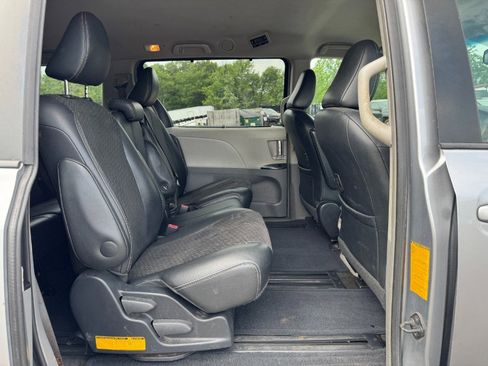Used 2012 Toyota Sienna SE FWD image 19