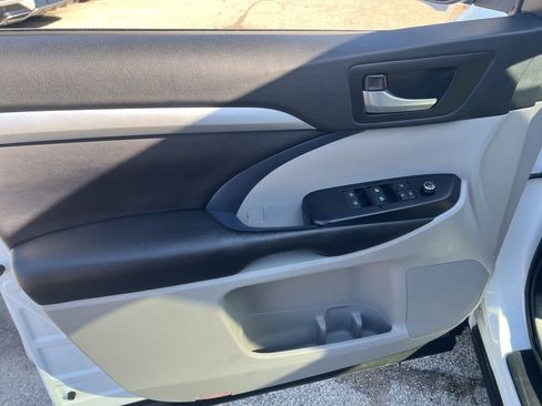 Used 2019 Toyota Highlander XLE image 7