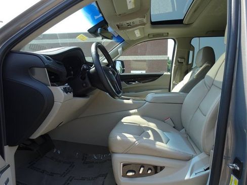 Used 2019 Cadillac Escalade Luxury AWD/4WD image 8