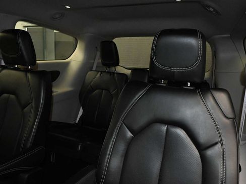 Used 2023 Chrysler Pacifica Touring-L FWD image 12