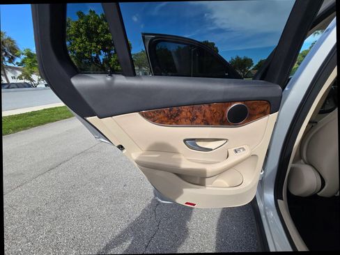 Used 2019 Mercedes-Benz GLC 300 w/ Premium Package image 34