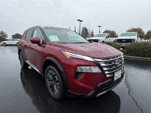 Used 2025 Nissan Rogue Platinum w/ Tech Package image 2