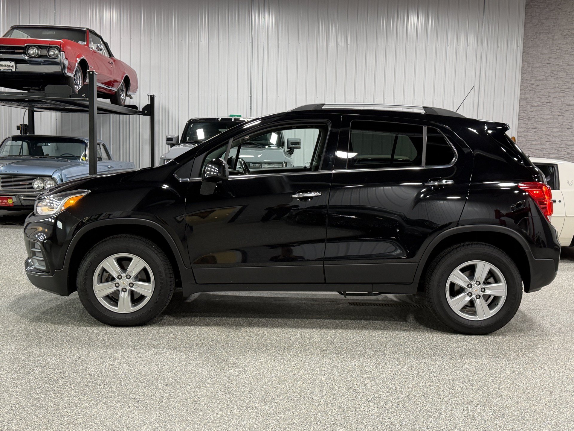 Certified 2020 Chevrolet Trax LT w/ LT Convenience Package AWD/4WD image 2