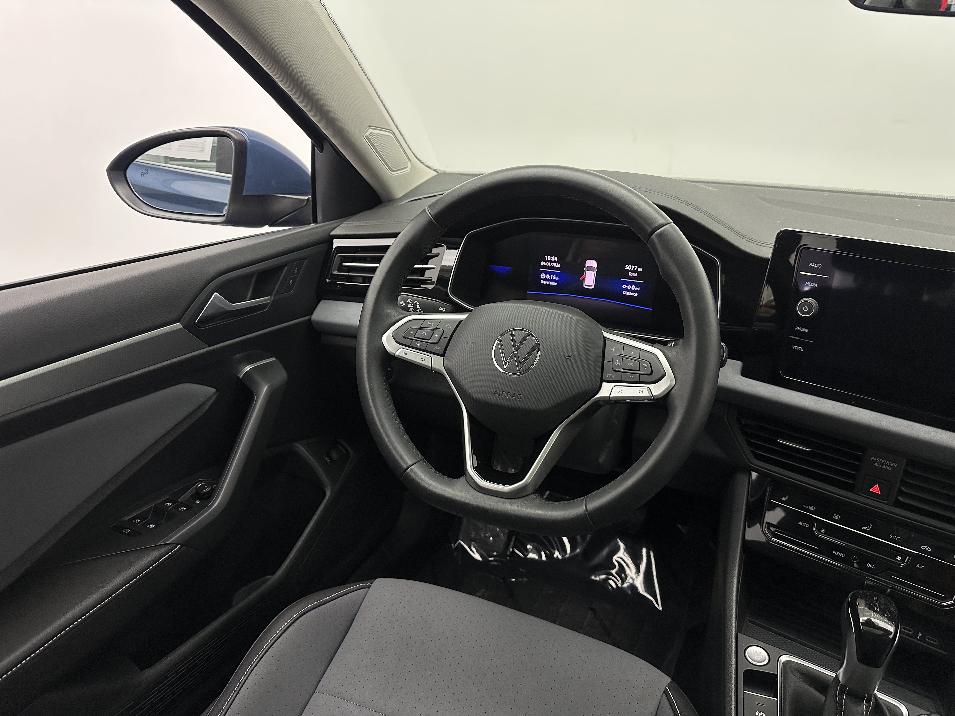 Used 2026 Volkswagen Jetta SE FWD image 31