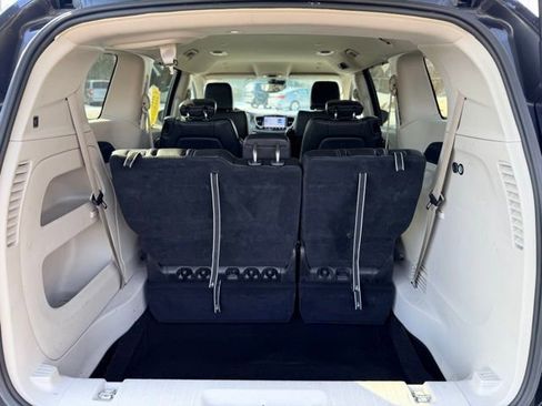 Used 2023 Chrysler Pacifica Touring-L image 27