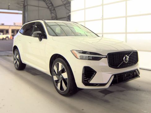 Used 2024 Volvo XC60 T8 Plus w/ Protection Package Premier AWD/4WD image 5