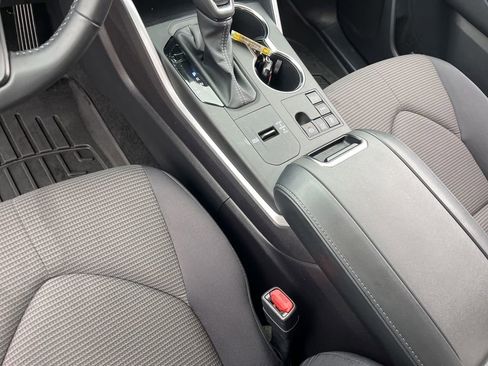 Used 2024 Toyota Highlander LE FWD image 20