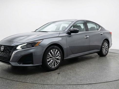 Used 2025 Nissan Altima 2.5 SV FWD image 3