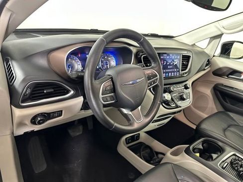 Used 2018 Chrysler Pacifica Touring-L Plus w/ Advanced Safetytec Group image 13