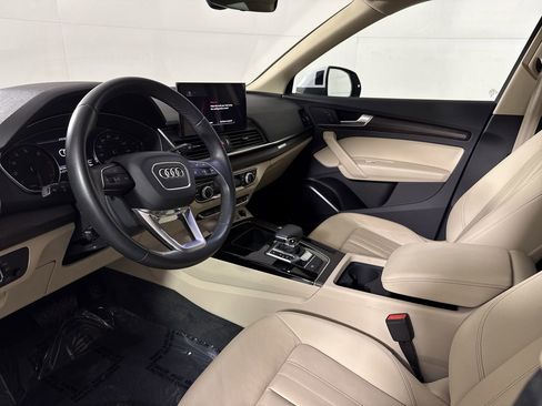 Used 2023 Audi Q5 2.0T Premium w/ Convenience Package AWD/4WD image 2