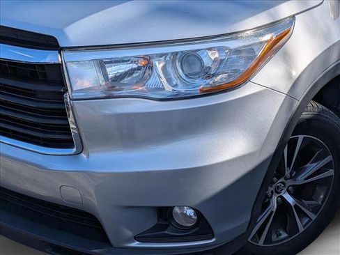 Used 2016 Toyota Highlander XLE image 2