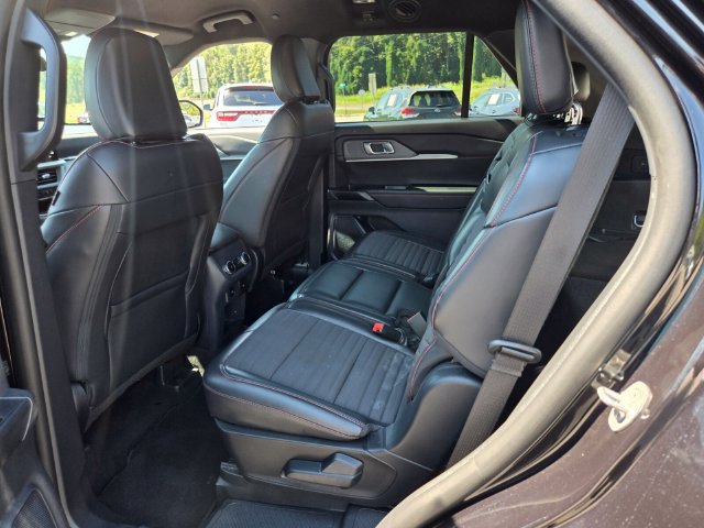 Used 2025 Ford Explorer ST-Line w/ ST-Line Street Pack AWD/4WD image 12