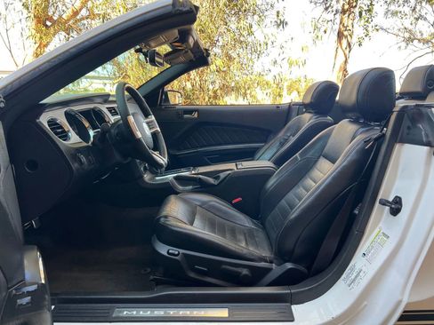 Used 2013 Ford Mustang Premium image 19