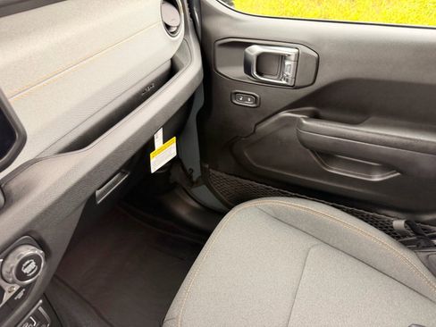 Used 2025 Jeep Wrangler Sport AWD/4WD image 12