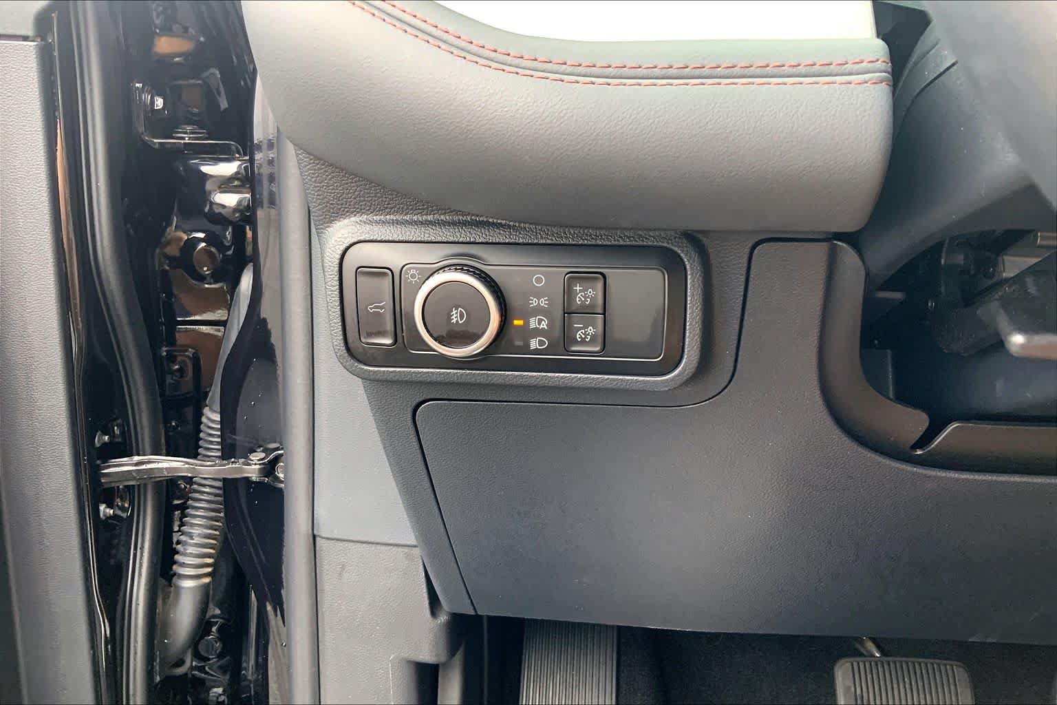 Used 2025 Ford Explorer Active w/ Active Comfort Package RWD image 36