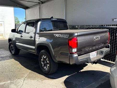 Used 2018 Toyota Tacoma TRD Off-Road image 6