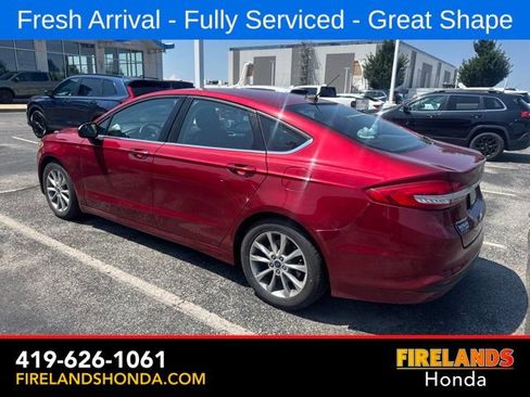 Used 2017 Ford Fusion SE w/ Fusion SE Technology Package FWD image 3