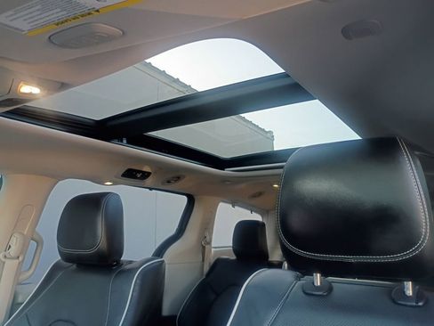 Used 2022 Chrysler Pacifica Limited w/ Uconnect Theater Family Group image 7