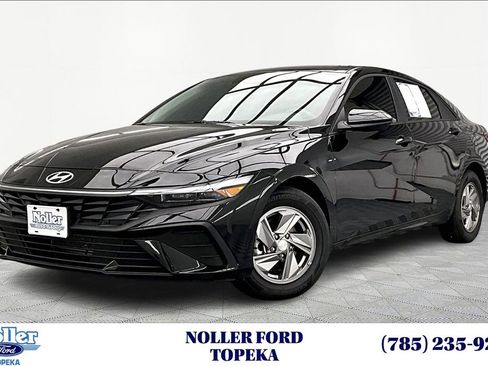 Used 2025 Hyundai Elantra SE image 1