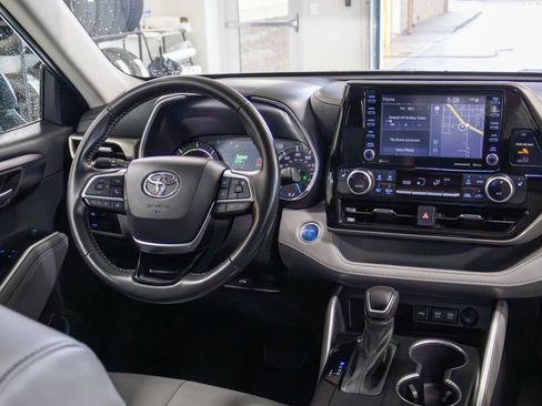 Used 2021 Toyota Highlander XLE AWD/4WD image 11