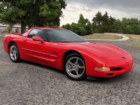 Used 2004 Chevrolet Corvette Coupe w/ Preferred Equipment Group RWD image 16