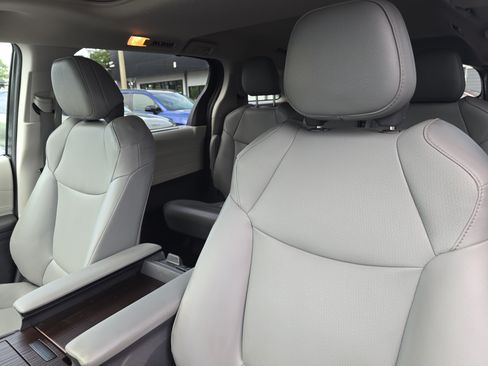 Used 2022 Toyota Sienna XLE FWD image 23