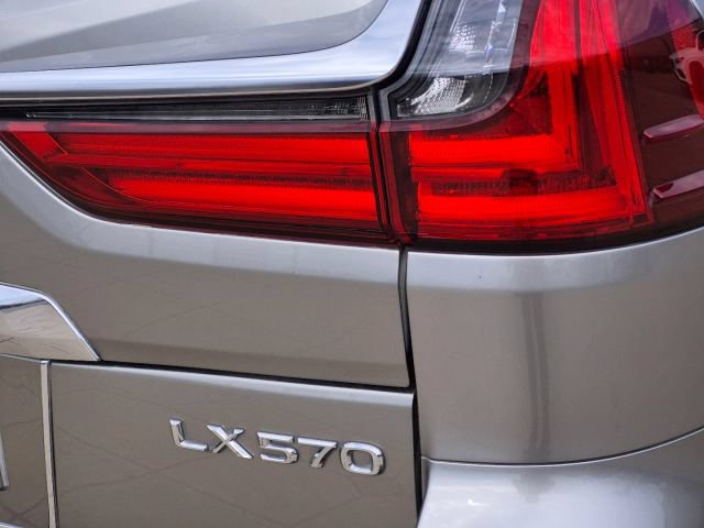 Used 2020 Lexus LX 570 4WD w/ Luxury Package image 32