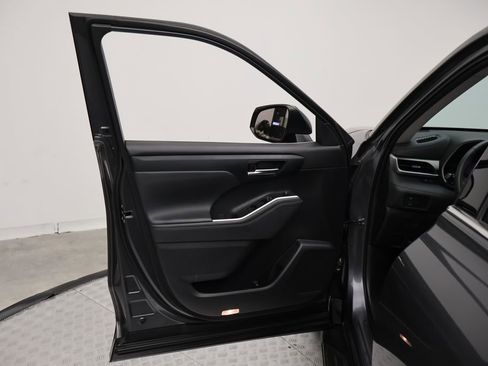 Used 2021 Toyota Highlander XLE FWD image 16
