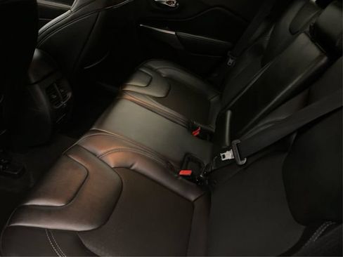 Used 2019 Jeep Cherokee Latitude Plus w/ Cold Weather Group AWD/4WD image 11
