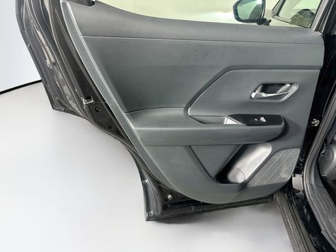 Used 2025 Nissan Kicks SV AWD/4WD image 24