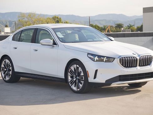 New 2026 BMW 530i w/ Premium Package image 3