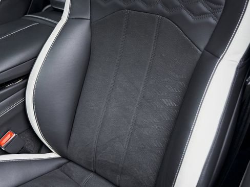 Used 2025 Bentley Flying Spur Plug-In Hybrid image 50