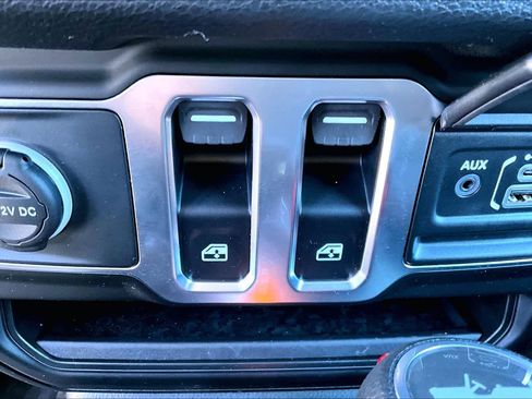 Used 2025 Jeep Wrangler Sport image 34