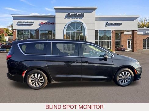 Used 2023 Chrysler Pacifica Touring-L FWD image 7