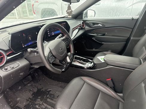 Used 2024 Chevrolet Trax RS w/ Sunroof Package image 12