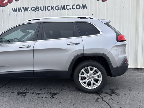 Used 2018 Jeep Cherokee Latitude image 2