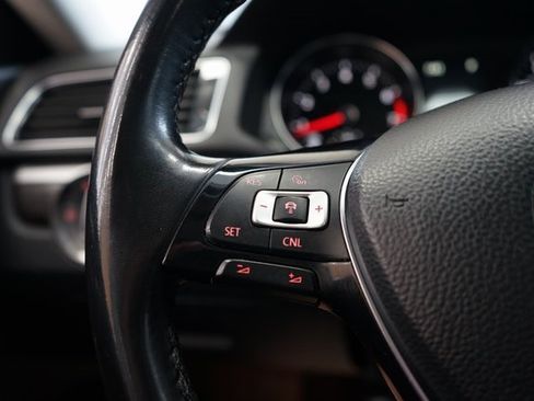 Used 2018 Volkswagen Passat 2.0T SE image 32