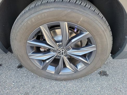Certified 2022 Volkswagen Tiguan SE image 23