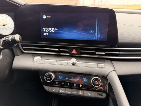 Used 2021 Hyundai Elantra Limited image 18