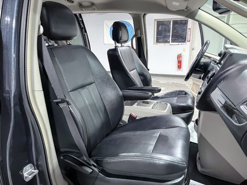 Used 2014 Chrysler Town & Country Touring image 16
