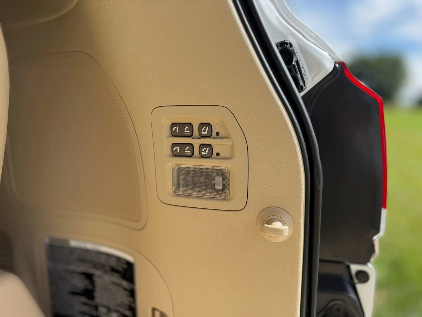 Used 2013 Lexus LX 570 4WD w/ Luxury Pkg image 53
