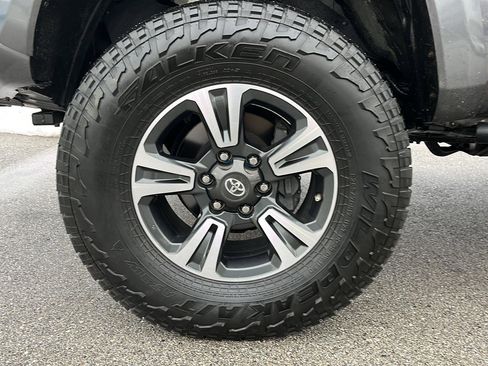 Used 2018 Toyota Tacoma TRD Sport image 9