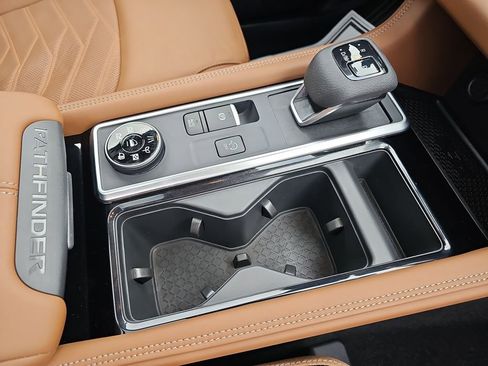 Used 2025 Nissan Pathfinder Platinum image 18