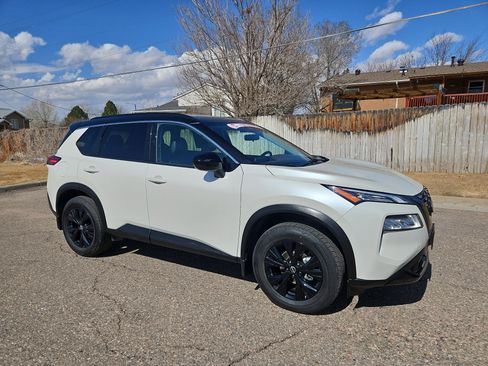 Used 2023 Nissan Rogue SV w/ SV Premium B Package image 2