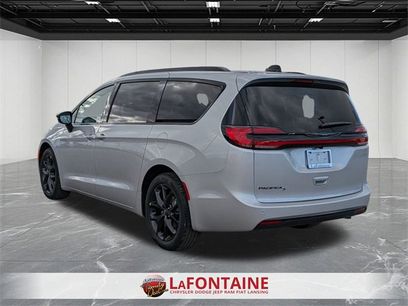 New 2026 Chrysler Pacifica Select w/ S Appearance Package