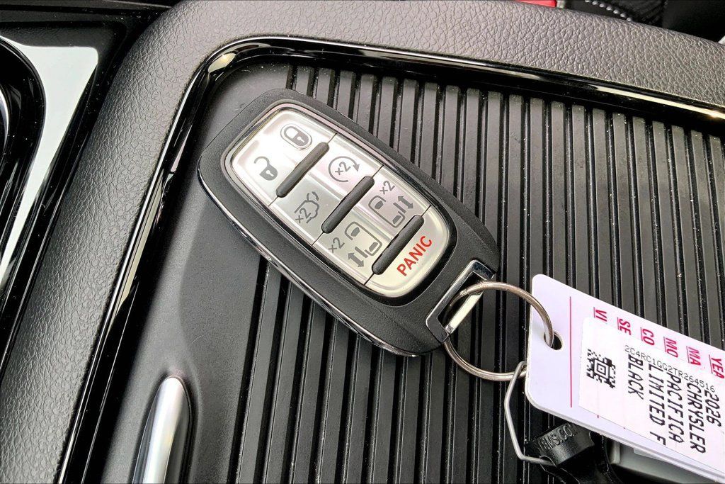 Used 2026 Chrysler Pacifica Limited FWD image 10