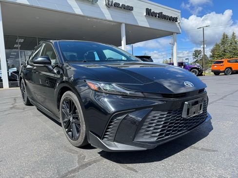 Used 2025 Toyota Camry SE image 1